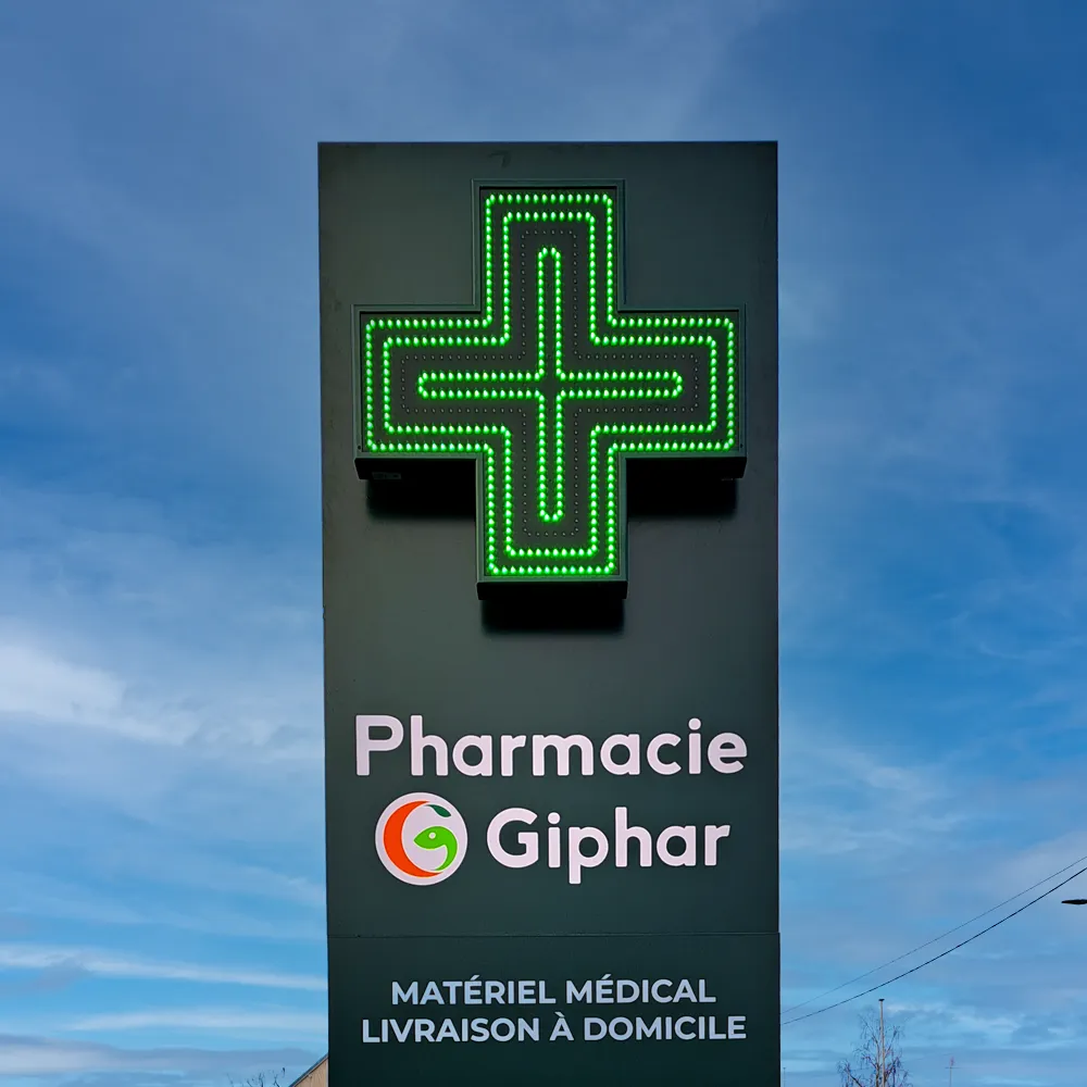 Croix de pharmacie LED installée sur un totem extérieur