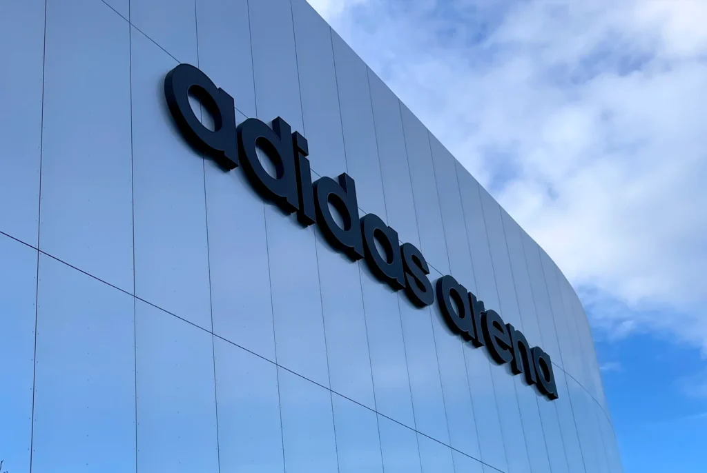 enseigne adidas arena
