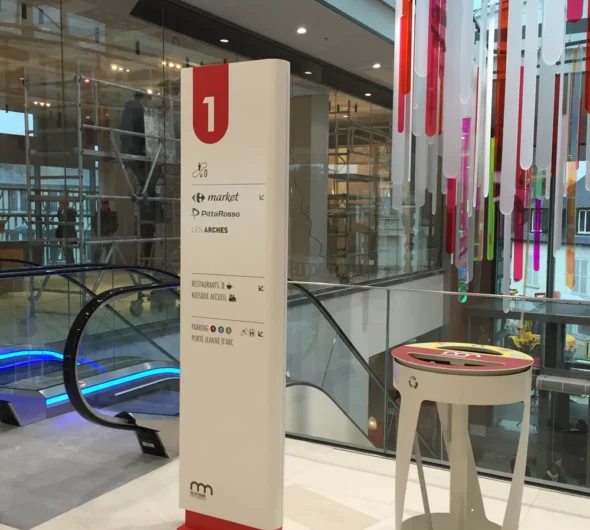 totem interieur centre commercial