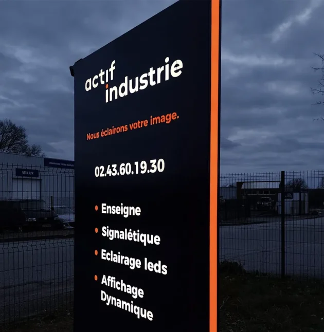 Totem éclairé de nuit signalétique extérieure Actif Industrie